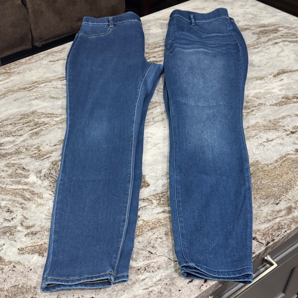 Two pair of women’s pool on jeans. Both size, large and in great condition.